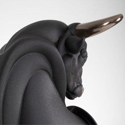 shor the bull sculptural piece side view maarcora